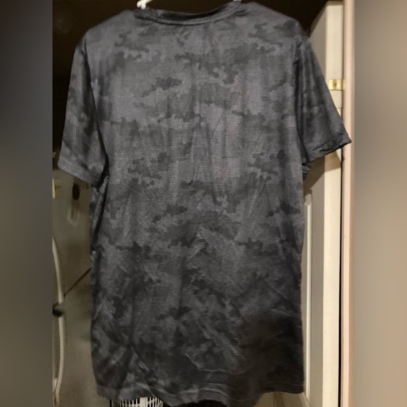 Men’s Size Large TapOut Black Camo Shirt - Picture 7 of 11